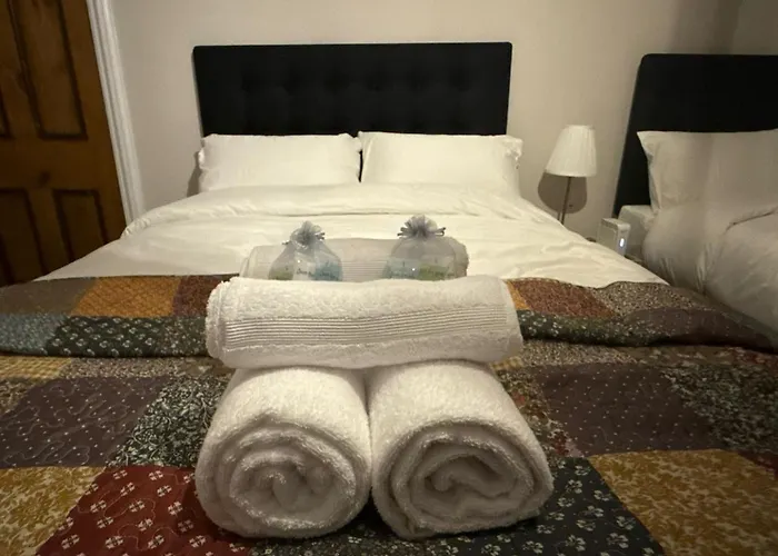 Large Luxury 4 Bedroom With Parking * 맨체스터