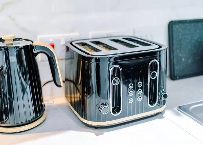 Modern 2-bed House Near Centre - Sleeps 6 Manchester