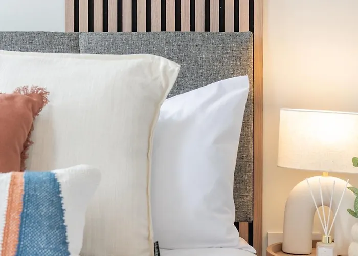 Stylish Comfort Retreat - Salford, Sleeps 8 Ferienhaus