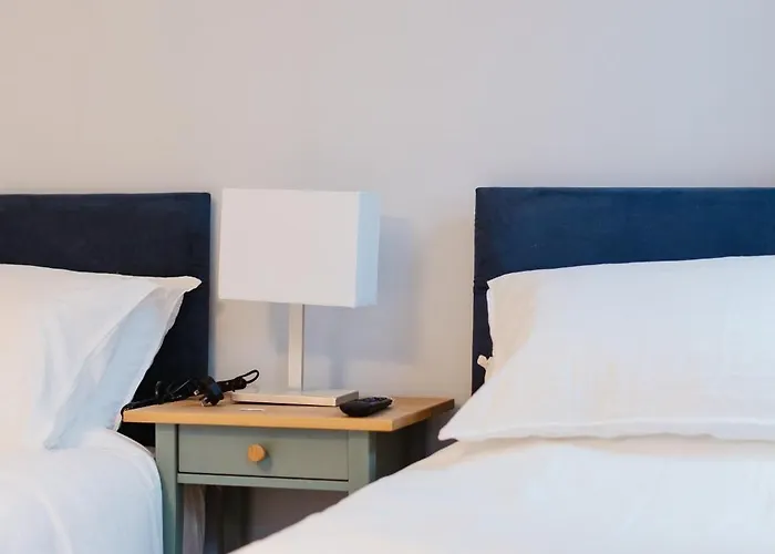 度假居 3 Bedroom House In Salford - Sleeps 6 Guests, Contractors, Groups, Families, Business, Leisute & Relocation Welcome, 15 Minutes From Centre, Fast Wi-fi, Smart Tv In Each Bedroom & Free Parking, Long And Short Welcome 曼彻斯特