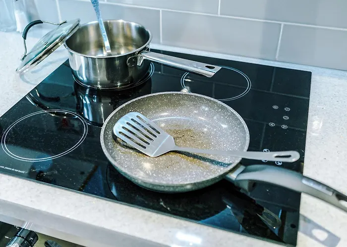 Stylish 2br House For 4 In With Parking