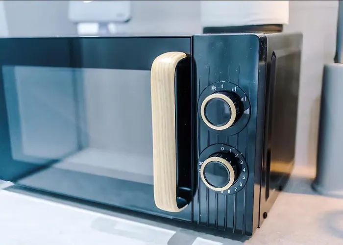 Modern 2-bed House Near Centre - Sleeps 6