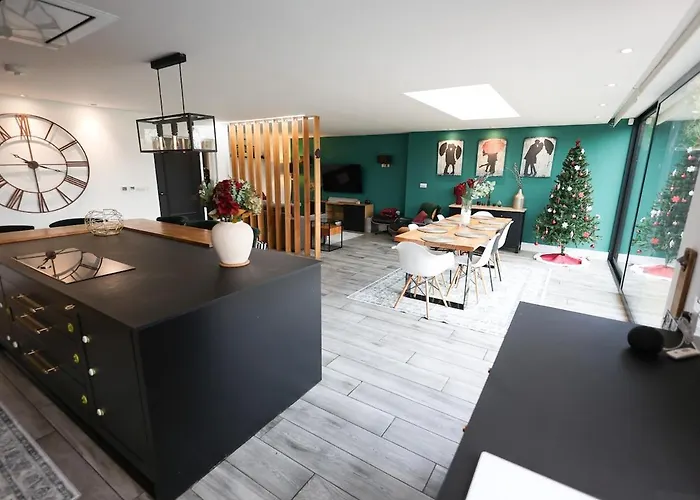 Stunning Family With Hot Tub In Worsley 펜션 *