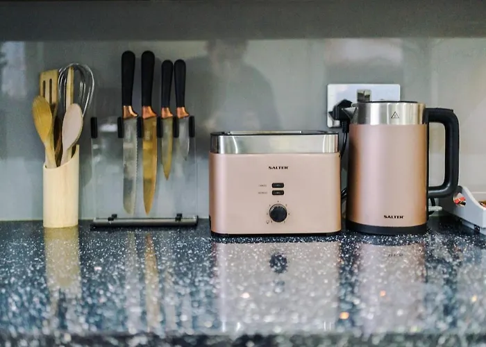 Sleeps 13, Free Parking, Near Etihad & C0-0p Live, 4br Tatil Evi Manchester