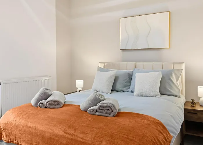 Manchester 2 Bedroom 5 Beds House 10 Minutes Away From City Centre And Hospitals On Street Parking ,Great For Long Term Stays Contractors And Hospital Workers *