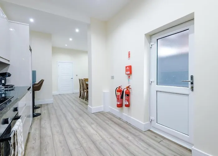 Sleeps 13, Free Parking, Near Etihad & C0-0p Live, 4br Сasa de vacaciones