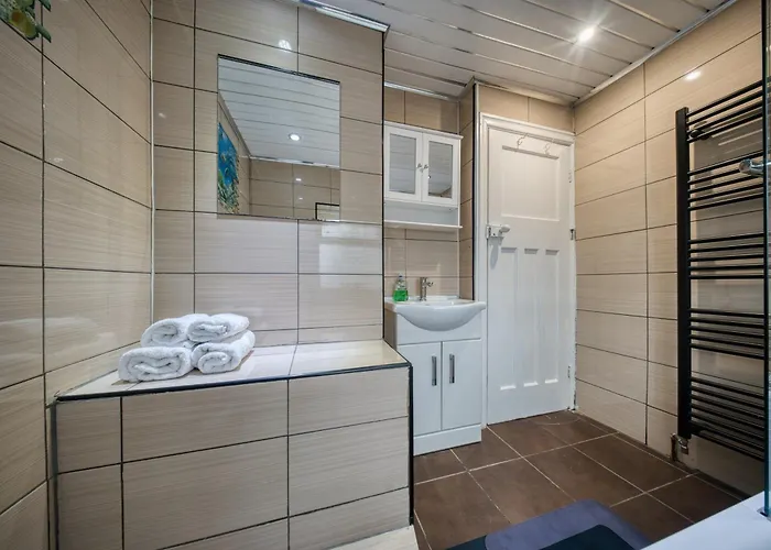 3 Bedrooms Sleeps 7 Free Parking