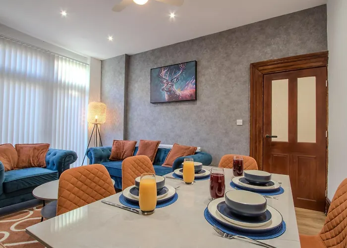 Modern & Spacious 4-bedroom Home, Family & Contractor Friendly, 펜션 맨체스터