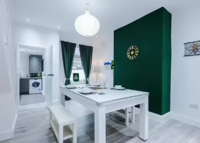 Modern 2-bed House Near Centre - Sleeps 6 Holiday home Manchester