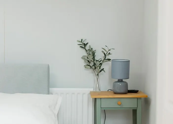 3 Bedroom House In Salford - Sleeps 6 Guests, Contractors, Groups, Families, Business, Leisure & Relocation Welcome, 15 Minutes From Centre, Fast Wi-fi, Smart Tv In Each Bedroom And Free Parking, Long & Short Welcome Holiday home Manchester