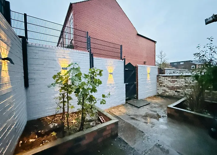 펜션 3br House Near Old Trafford With Games Sleeps 8 *