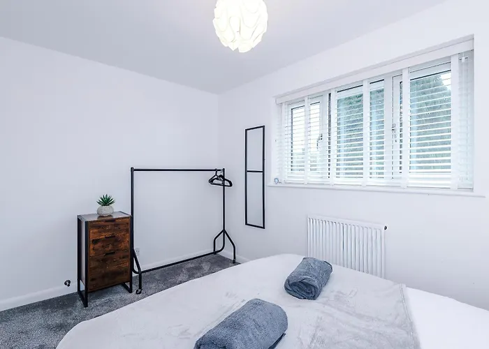 Stylish 2br House For 4 In With Parking *