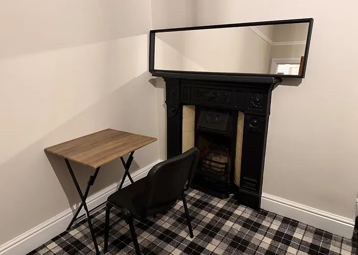 Large Luxury 4 Bedroom With Parking