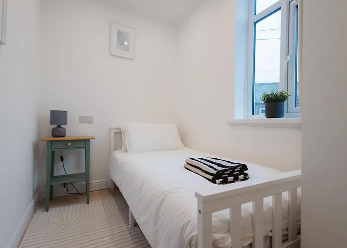 3 Bedroom House In Salford - Sleeps 6 Guests, Contractors, Groups, Families, Business, Leisute & Relocation Welcome, 15 Minutes From Centre, Fast Wi-fi, Smart Tv In Each Bedroom & Free Parking, Long And Short Welcome 別荘 マンチェスター