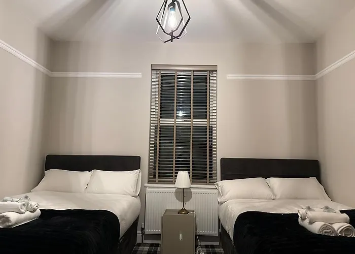 Large Luxury 4 Bedroom With Parking