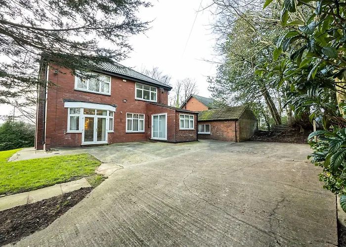 Detached House In Prestwich Sleeps 10 With Parking * Manchester