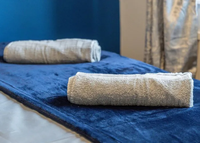 Luxury Group - - Sleeps 9 *