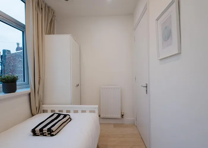 Holiday home 3 Bedroom House In Salford - Sleeps 6 Guests, Contractors, Groups, Families, Business, Leisure & Relocation Welcome, 15 Minutes From Centre, Fast Wi-fi, Smart Tv In Each Bedroom And Free Parking, Long & Short Welcome