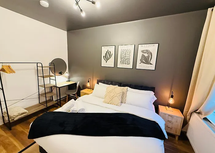 3br House Near Old Trafford With Games Sleeps 8 Manchester