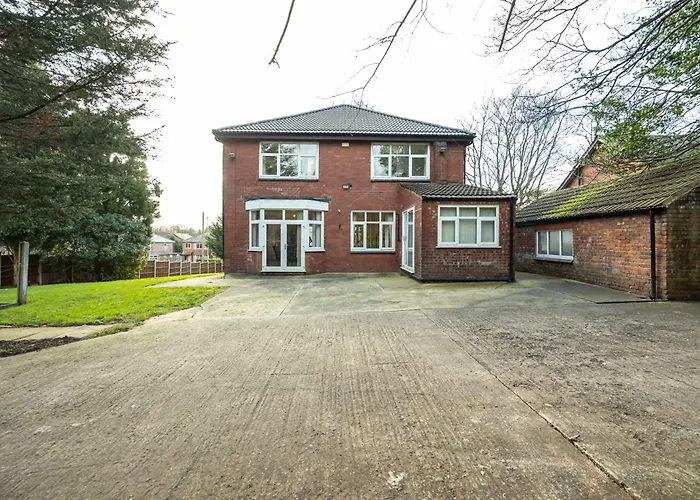 Detached House In Prestwich Sleeps 10 With Parking Manchester
