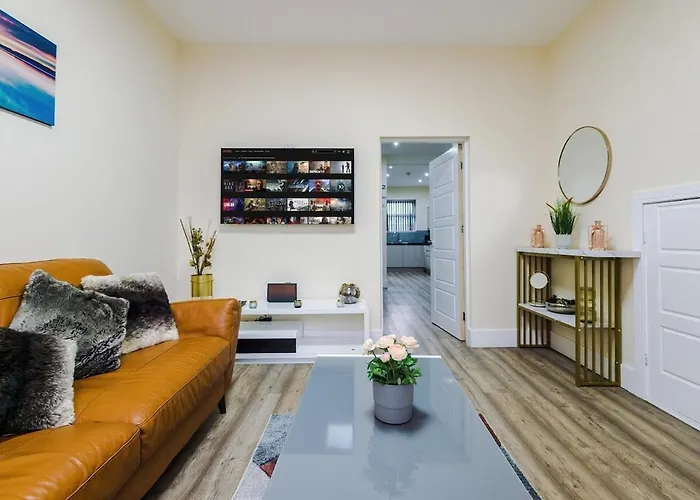 Сasa de vacaciones Sleeps 13, Free Parking, Near Etihad & C0-0p Live, 4br Mánchester