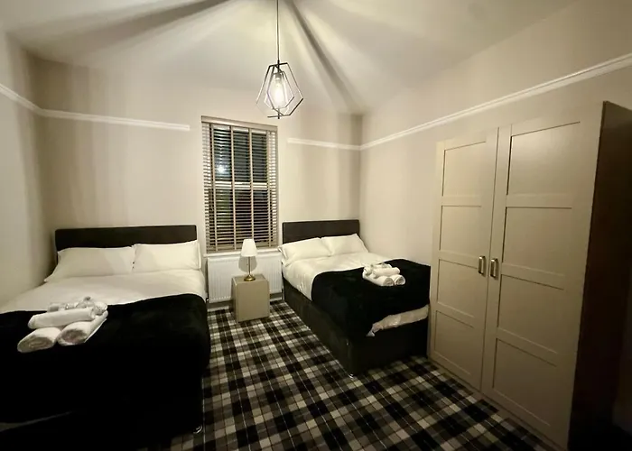 Large Luxury 4 Bedroom With Parking Holiday home *