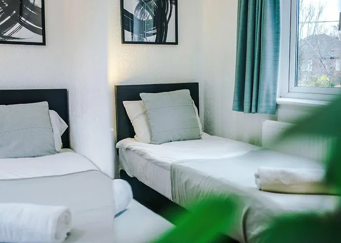 4 Bed House - Sleeps 8 - Free Parking - Manchester 別荘