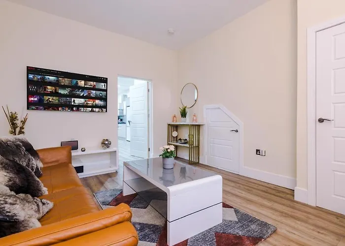 度假居 Sleeps 13, Free Parking, Near Etihad & C0-0p Live, 4br