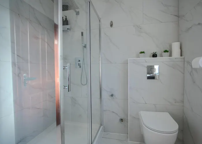 Modern & Spacious 4-bedroom Home, Family & Contractor Friendly, * 맨체스터