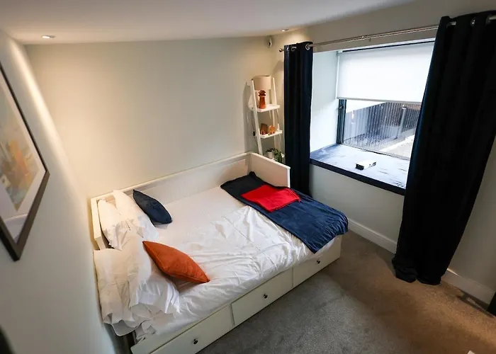 Stunning Family With Hot Tub In Worsley 펜션