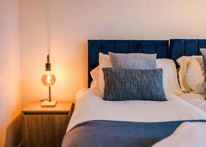 4 Bed House - Sleeps 8 - Free Parking - Manchester *