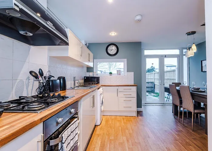 Stylish House In With Pool Table *