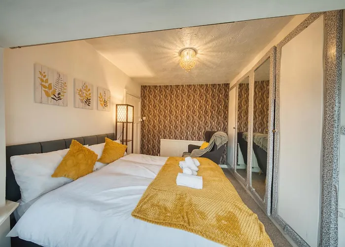 3 Bedrooms Sleeps 7 Free Parking *