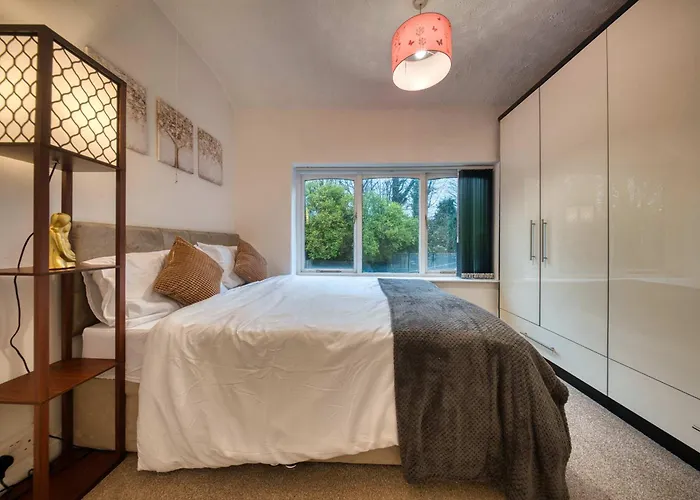 3 Bedrooms Sleeps 7 Free Parking