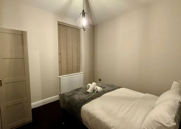 Large Luxury 4 Bedroom With Parking