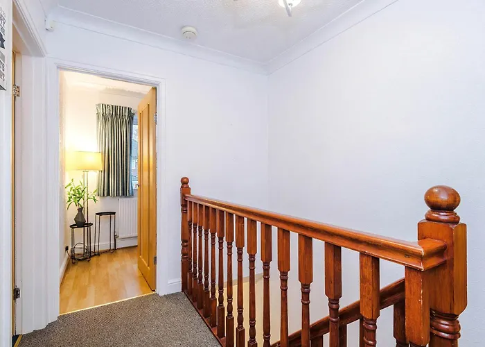 別荘 4 Bed House - Sleeps 8 - Free Parking - Manchester *