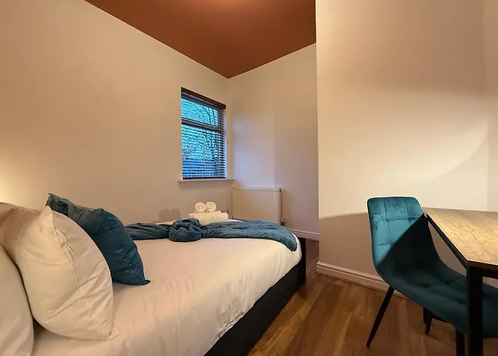 3br House Near Old Trafford With Games Sleeps 8 * 맨체스터