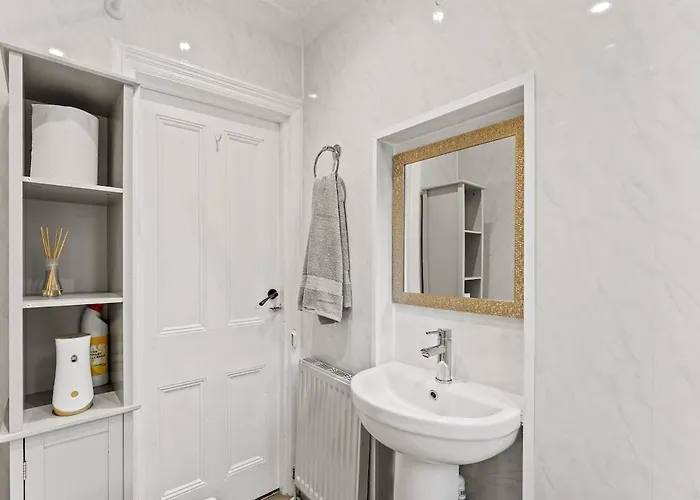 Premium Failsworth - Sleeps Up To 14!