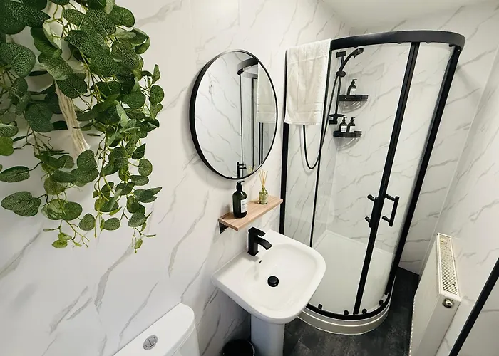 3br House Near Old Trafford With Games Sleeps 8 * 맨체스터