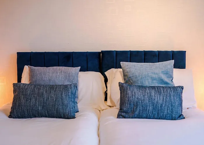 4 Bed House - Sleeps 8 - Free Parking - Manchester * 맨체스터