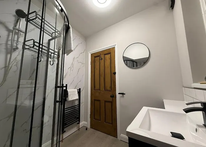 Large Luxury 4 Bedroom With Parking 맨체스터