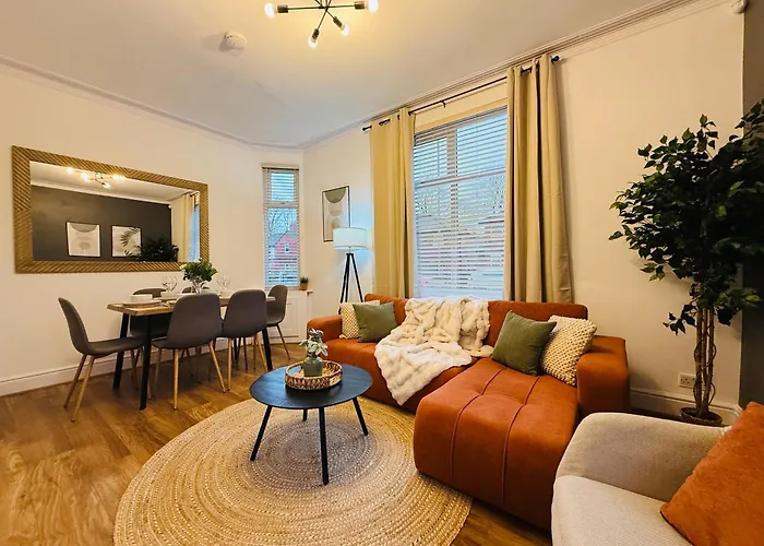 3br House Near Old Trafford With Games Sleeps 8 펜션