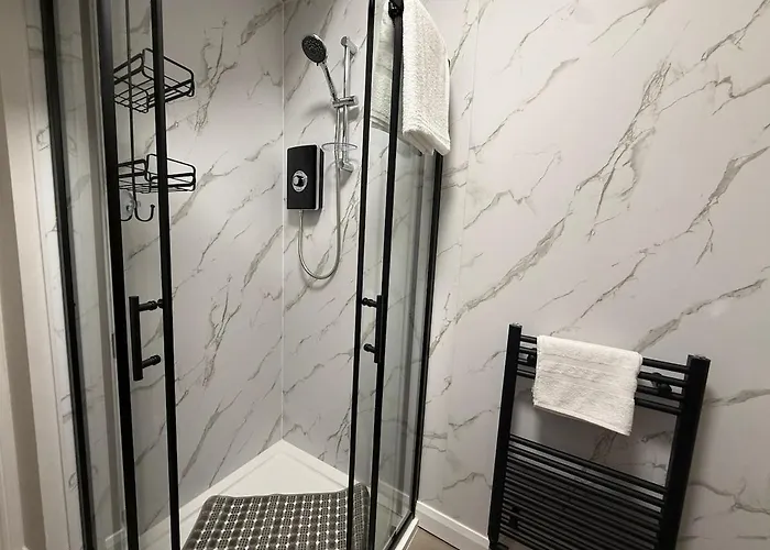 Large Luxury 4 Bedroom With Parking Manchester