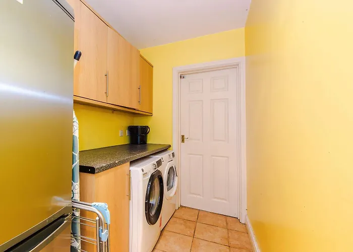 4 Bed House - Sleeps 8 - Free Parking - Manchester * 맨체스터