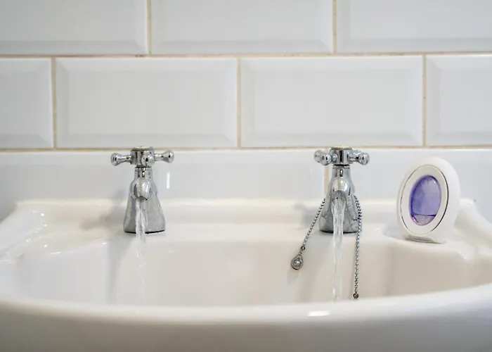 Дом отдыха Luxury Group - - Sleeps 9 *