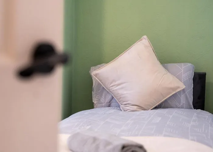 Premium Failsworth - Sleeps Up To 14!