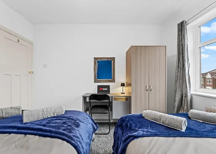 Дом отдыха Luxury Group - - Sleeps 9 *