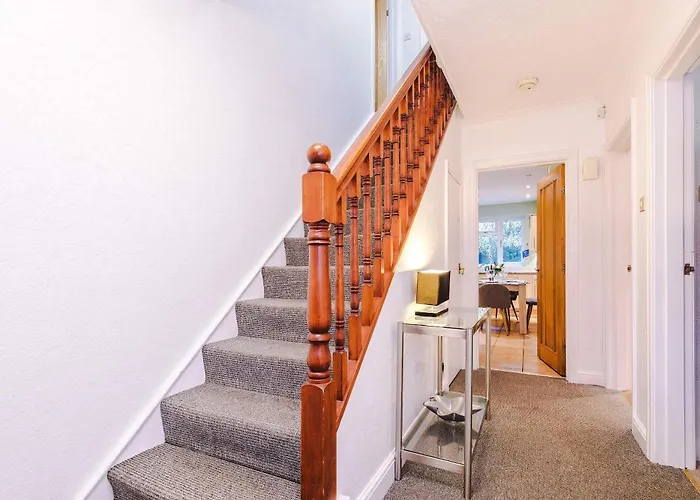 4 Bed House - Sleeps 8 - Free Parking - Manchester