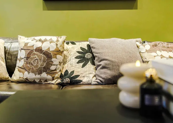 4 Bed House - Sleeps 8 - Free Parking - Manchester