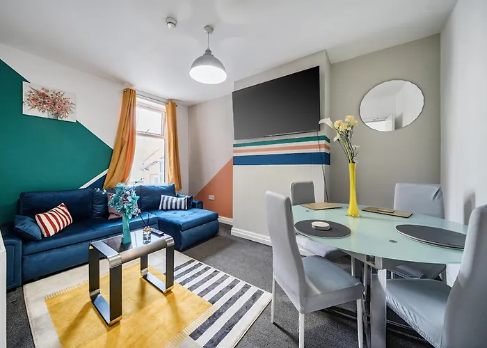 Konukevi Six Bedroom Group Near Mediacityuk With Garden And Lockbox Check In